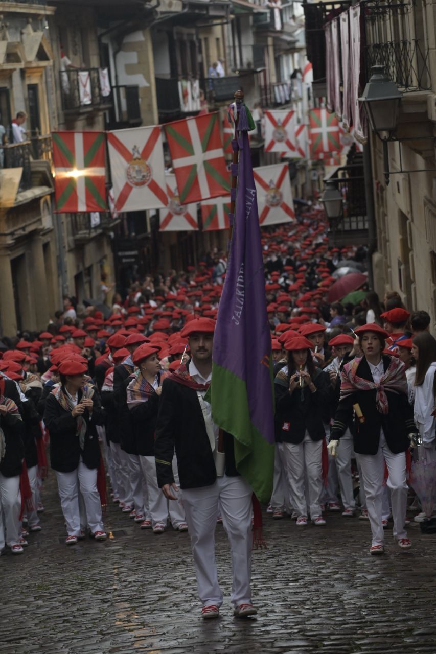 La compañía Jaizkibel desfila en Hondarribia