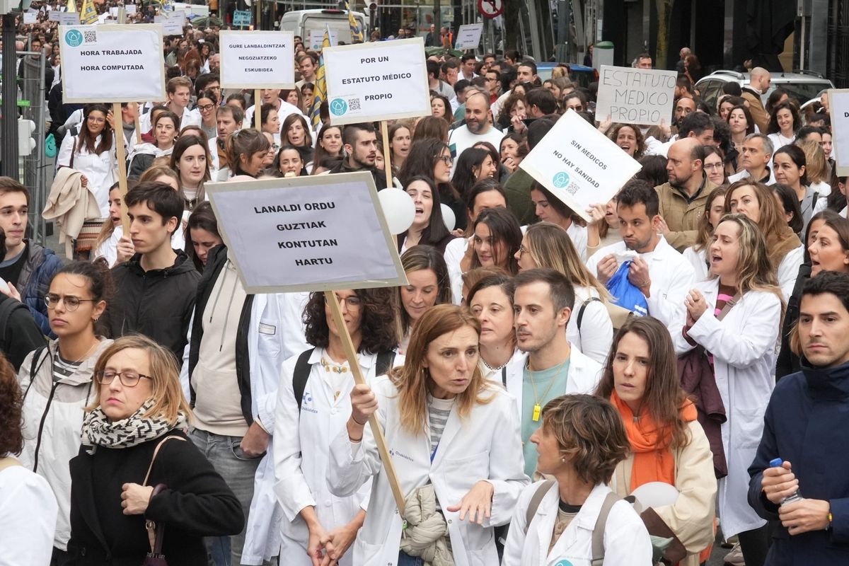 Cientos de médicos piden en Bilbao un estatuto propio que recoja sus particularidades