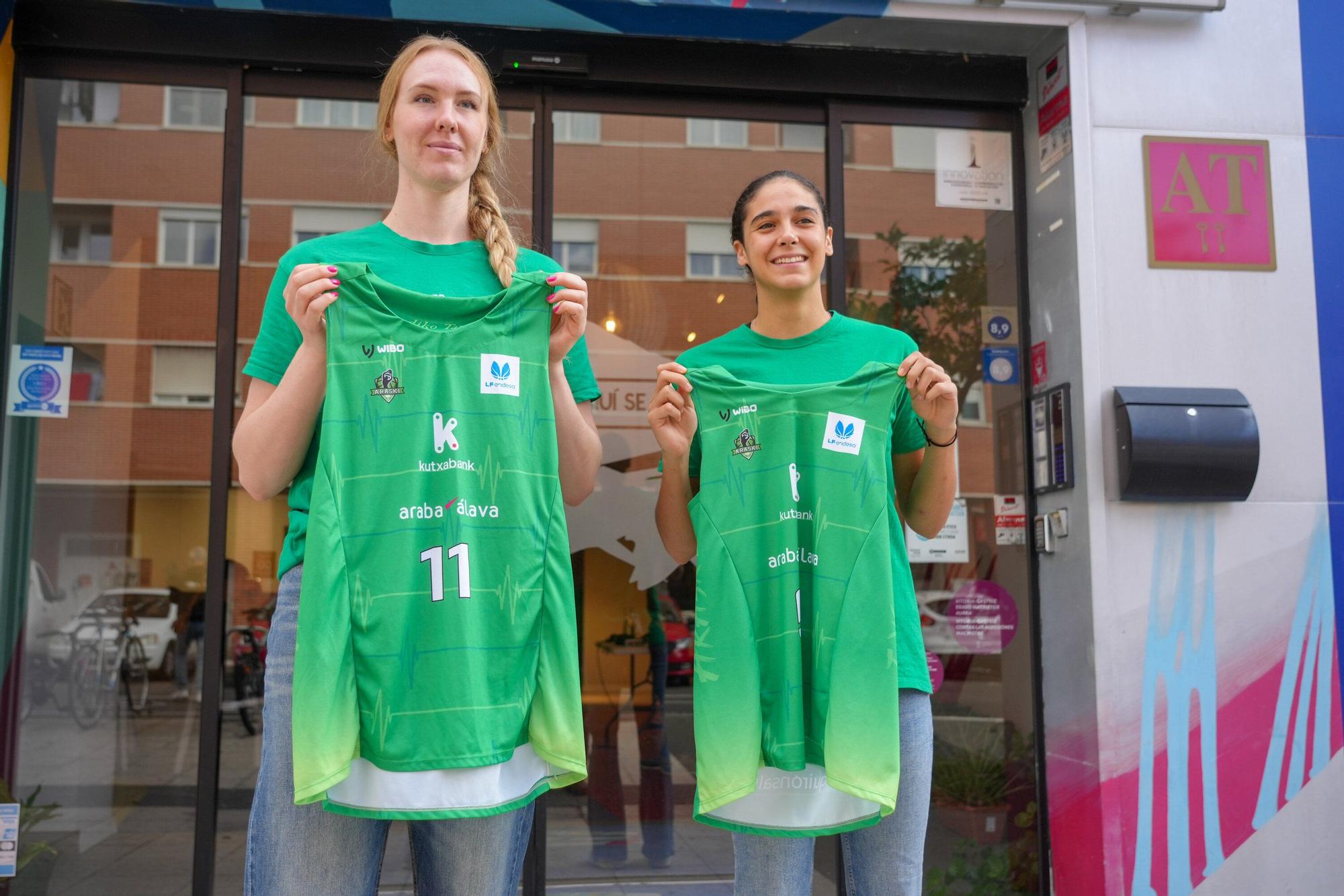 Presentación de Mireya Sanz y Quinn Dornstauder como jugadoras de Kutxabank Araski en los Apartamentos Divan