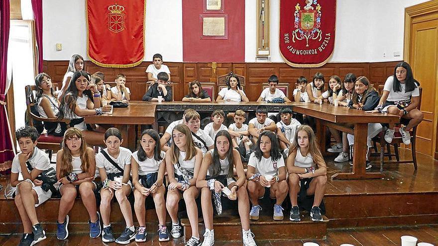 El alumnado de sexto de Erleta Eskola del pasado curso ejerció ayer de Corporación txiki y ocupó los asientos del salón de plenos.