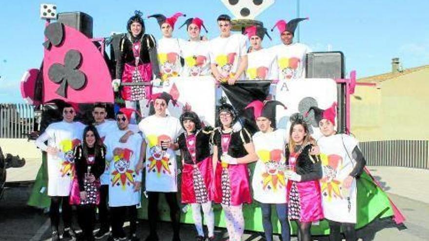 ‘Él con un trío y yo no tengo pareja’, primer premio en la categoría de carrozas.