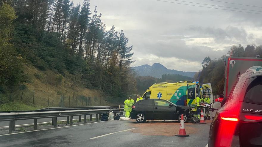 Un carril cortado en la AP8, a la altura de Zaldibar, en sentido Bilbao