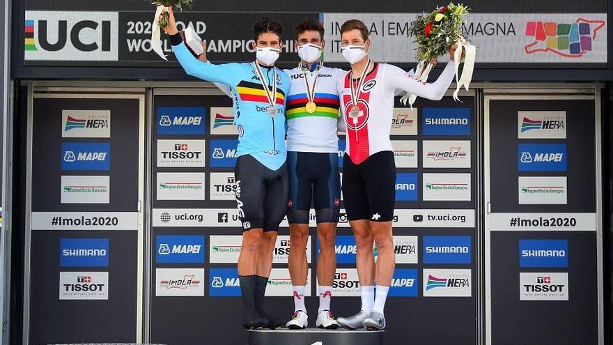 Ganna, Van Aert y Kung en el podio de Imola. Ganna, Van Aert y Kung en el podio de Imola.