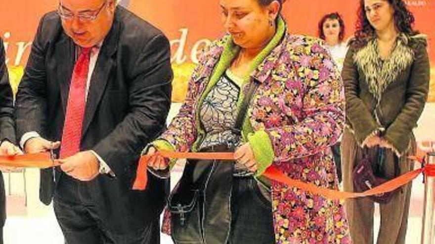Tontxu Rodríguez, con la concejala Izaskun León.