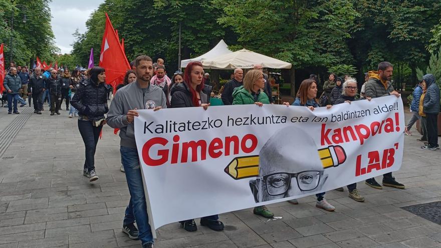 “Gimeno kanpora”: fuerte protesta de LAB en Pamplona contra el consejero de Educación