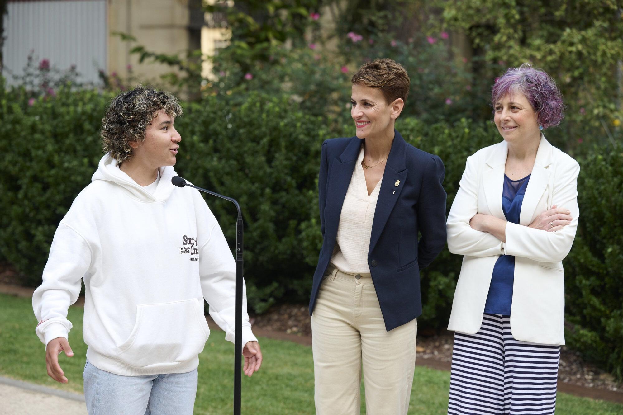 María Chivite recibe a Paula Ostiz en el Palacio de Navarra