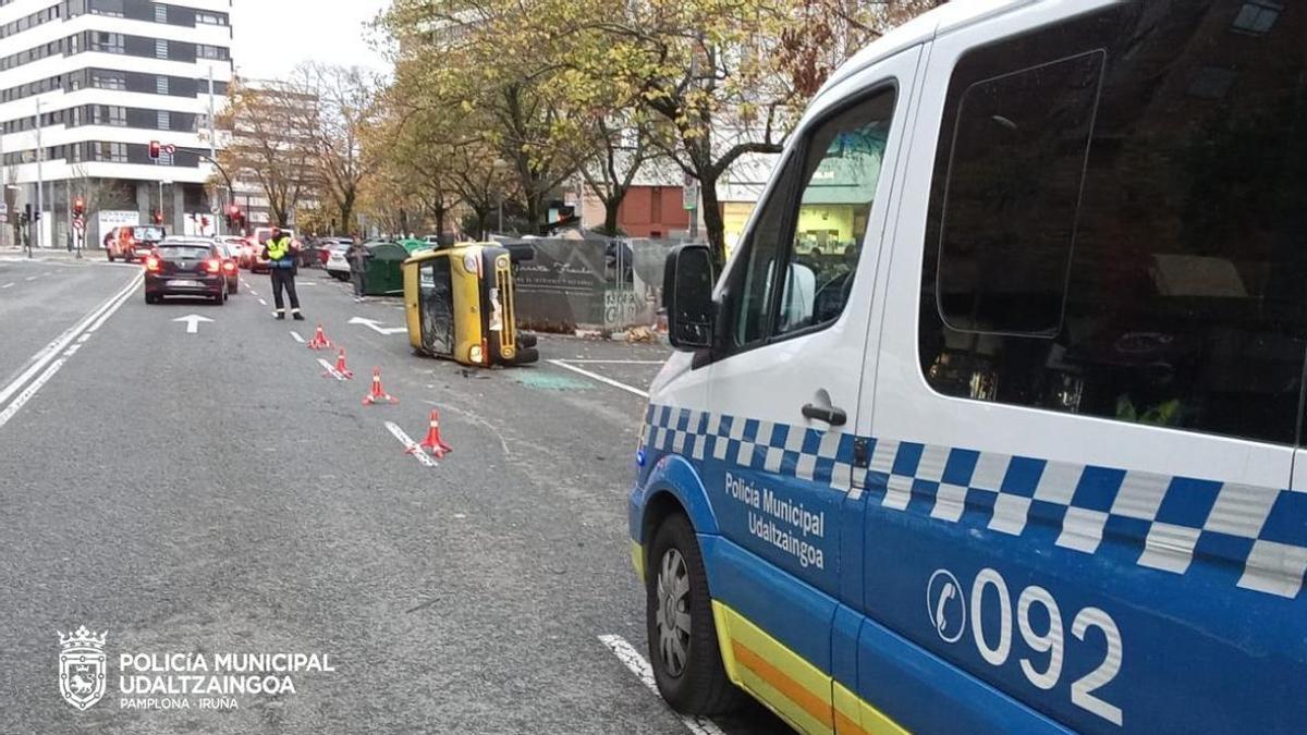 Imagen del vehículo volcado en un accidente en la calle Monasterio de Urdax