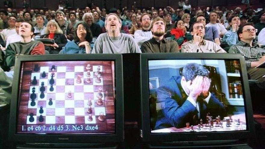 El enfrentamiento más mediático hombre y máquina fue el de 1996 entre Garri Kasparov y Deep Blue.