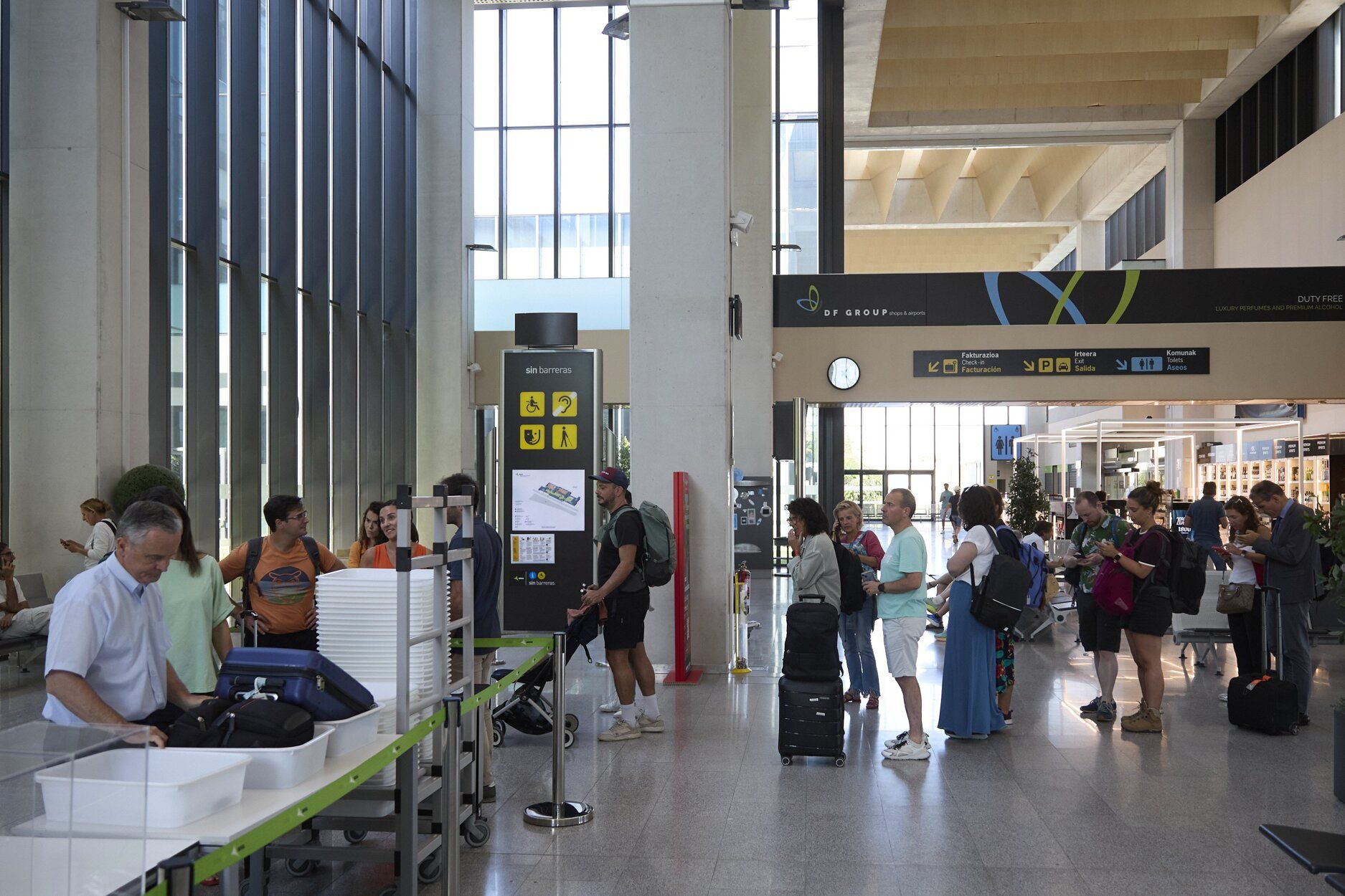 Fotos del inicio de las vacaciones de agosto en el aeropuerto de Noáin