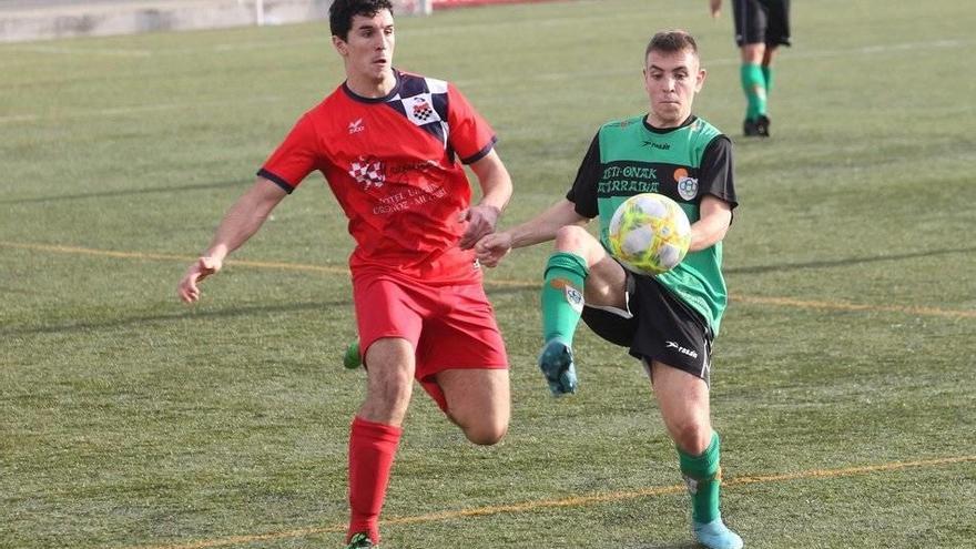 Un jugador del Beti Onak, intentando controlar el balón ante la presión de un rival.