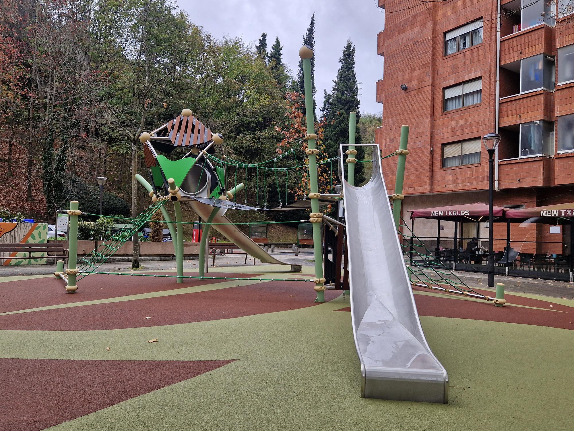 Nuevos columpios en la Campa Ibaizabal en el barrio de La Peña
