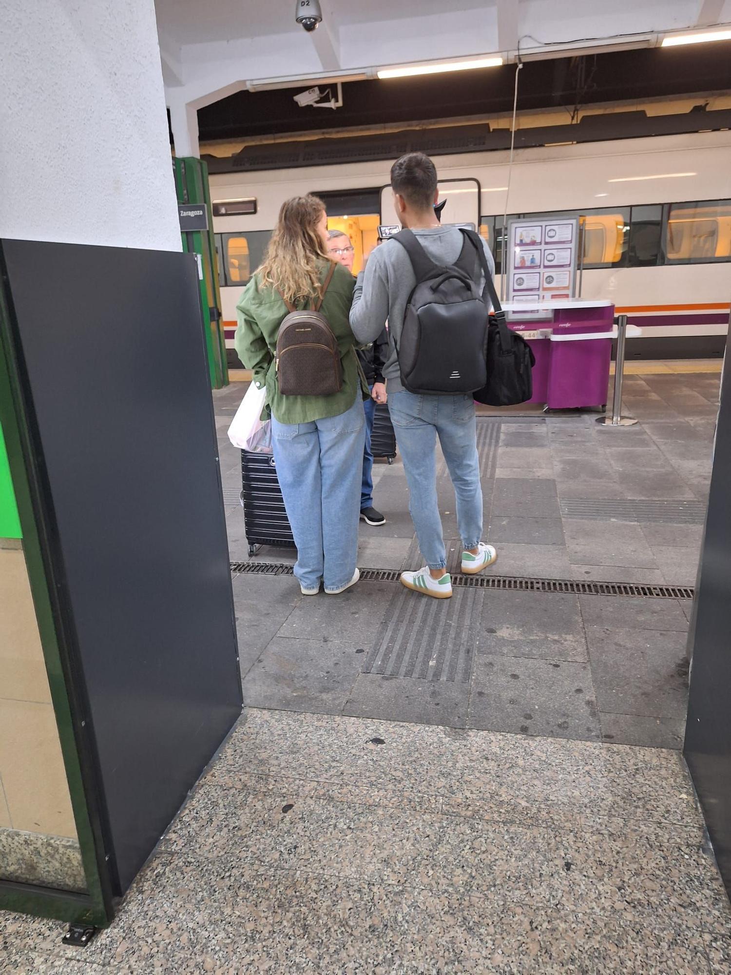 Pasajeros antes de subir al tren en Pamplona rumbo a Zaragoza.