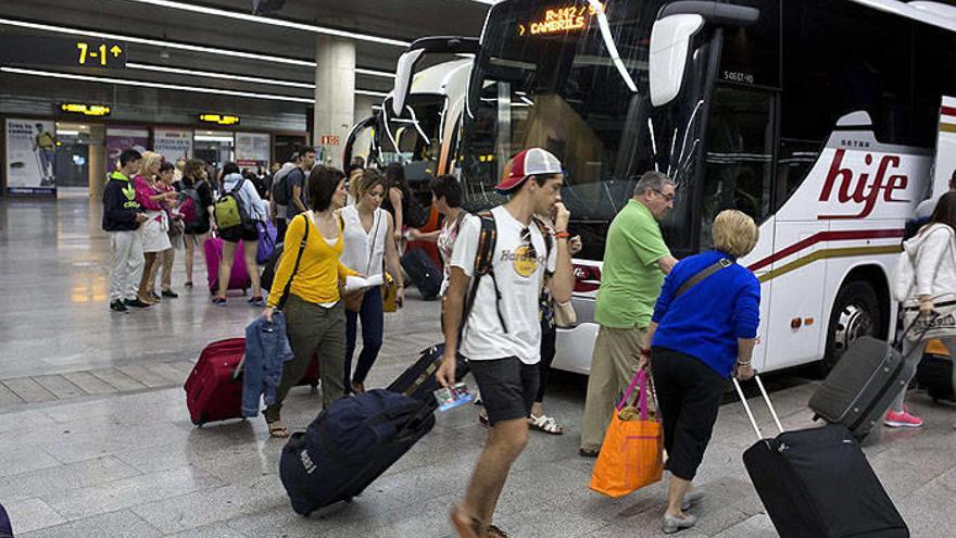 La estación de autobuses estuvo muy concurrida de navarros ansiosos por disfrutar de vacaciones.