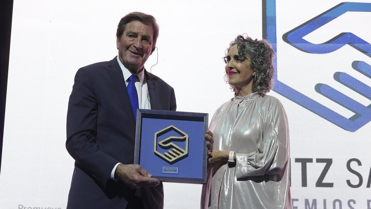 Garamendi recibe su Hitz Saria de manos de Ibone Bengoetxea.