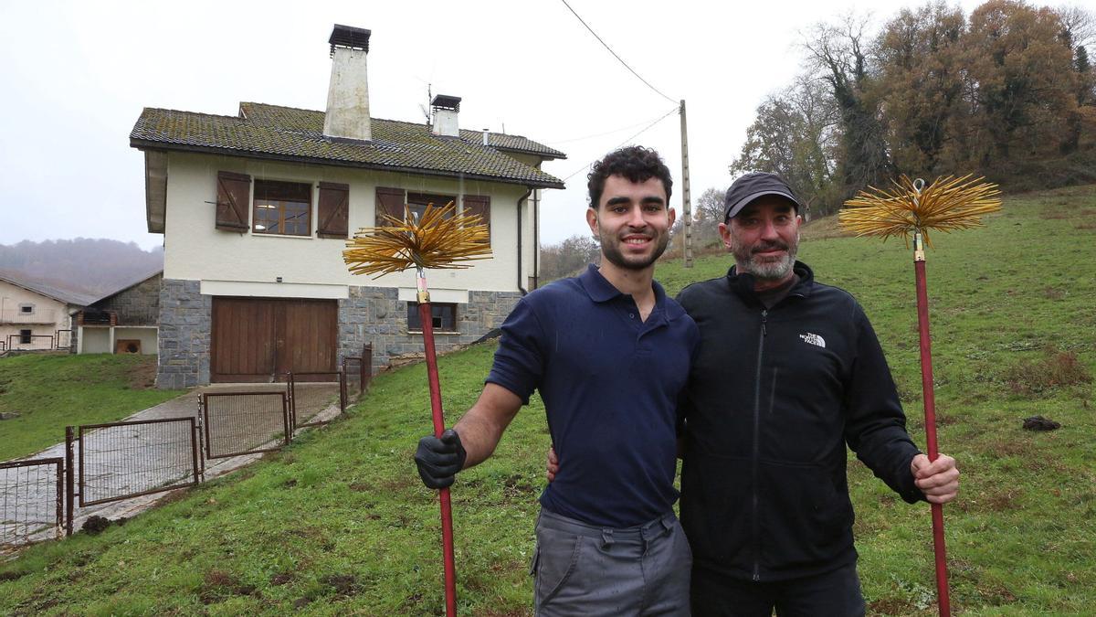 Iker Iriarte junto a su padre Javier.