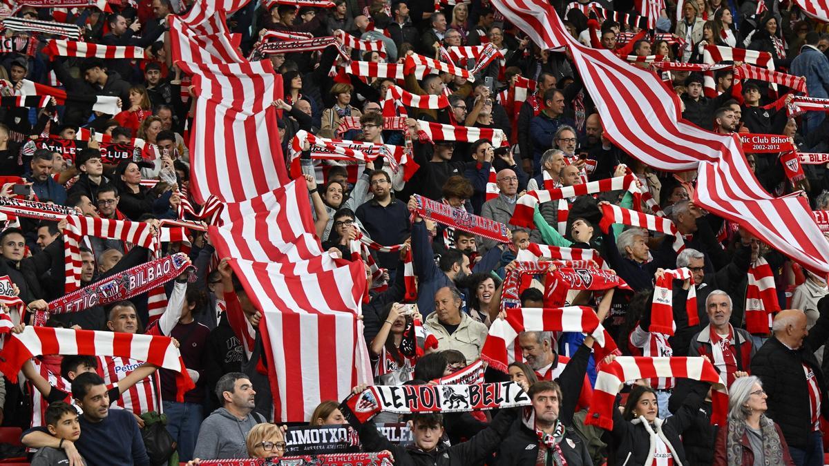 Aficionados rojiblancos animan al Athletic en el partido ante el Getafe. Aficionados rojiblancos animan al Athletic en el partido ante el Getafe.