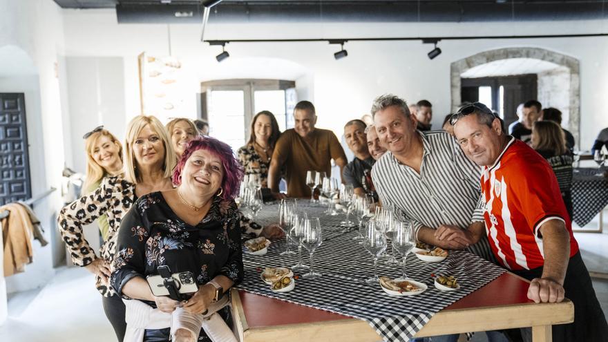 Bodegas, enólogos y sumilleres brindan en una feria en Balmaseda