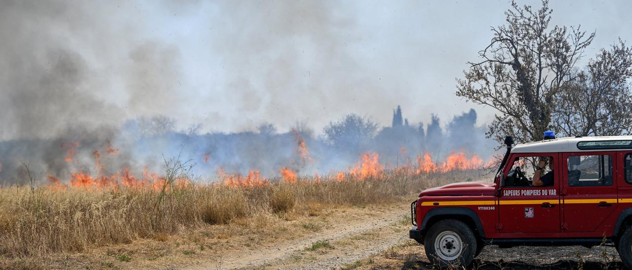 El fuego en el sur de Francia &quot;ya no avanza&quot; aunque sigue sin estar controlado