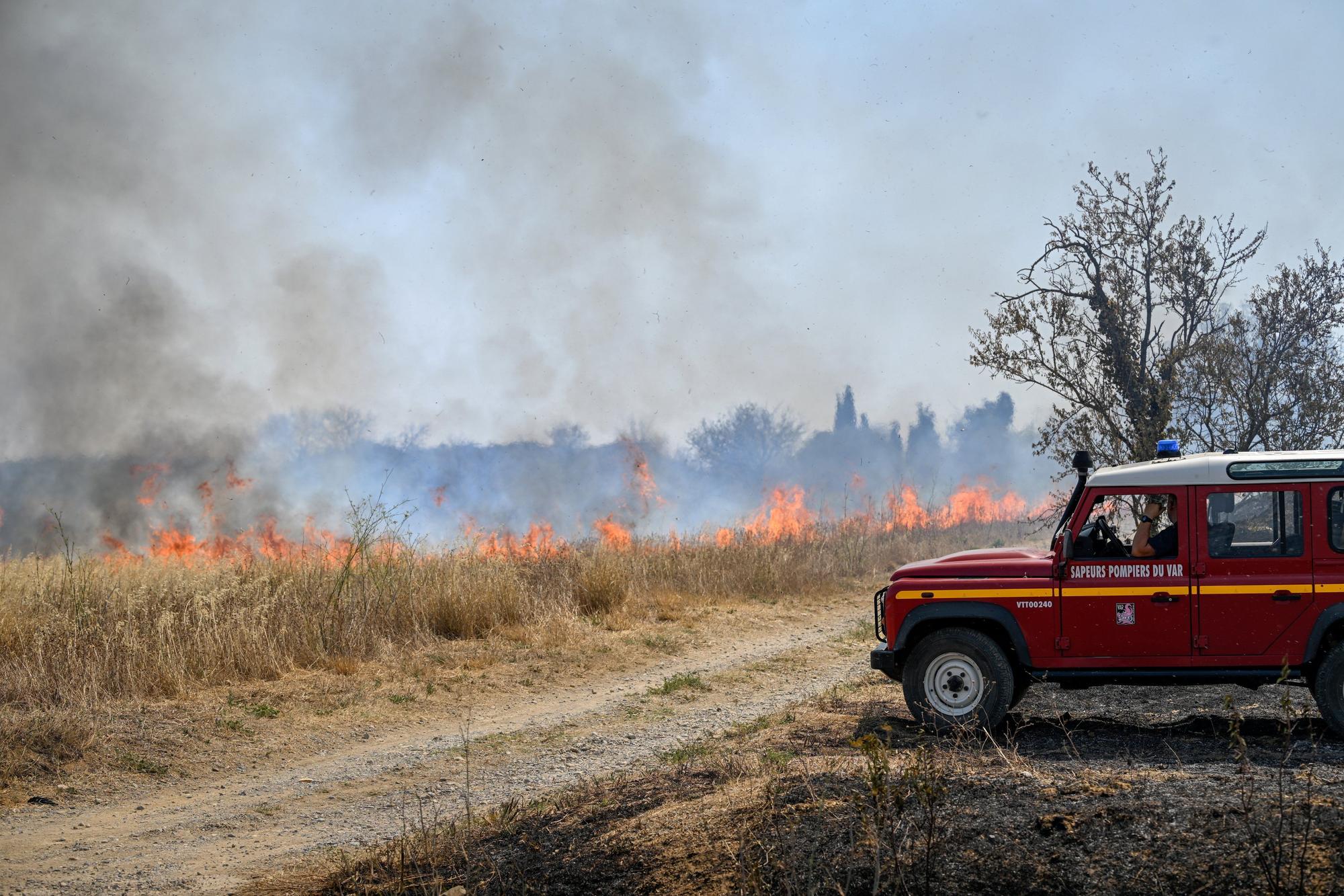El fuego en el sur de Francia &quot;ya no avanza&quot; aunque sigue sin estar controlado