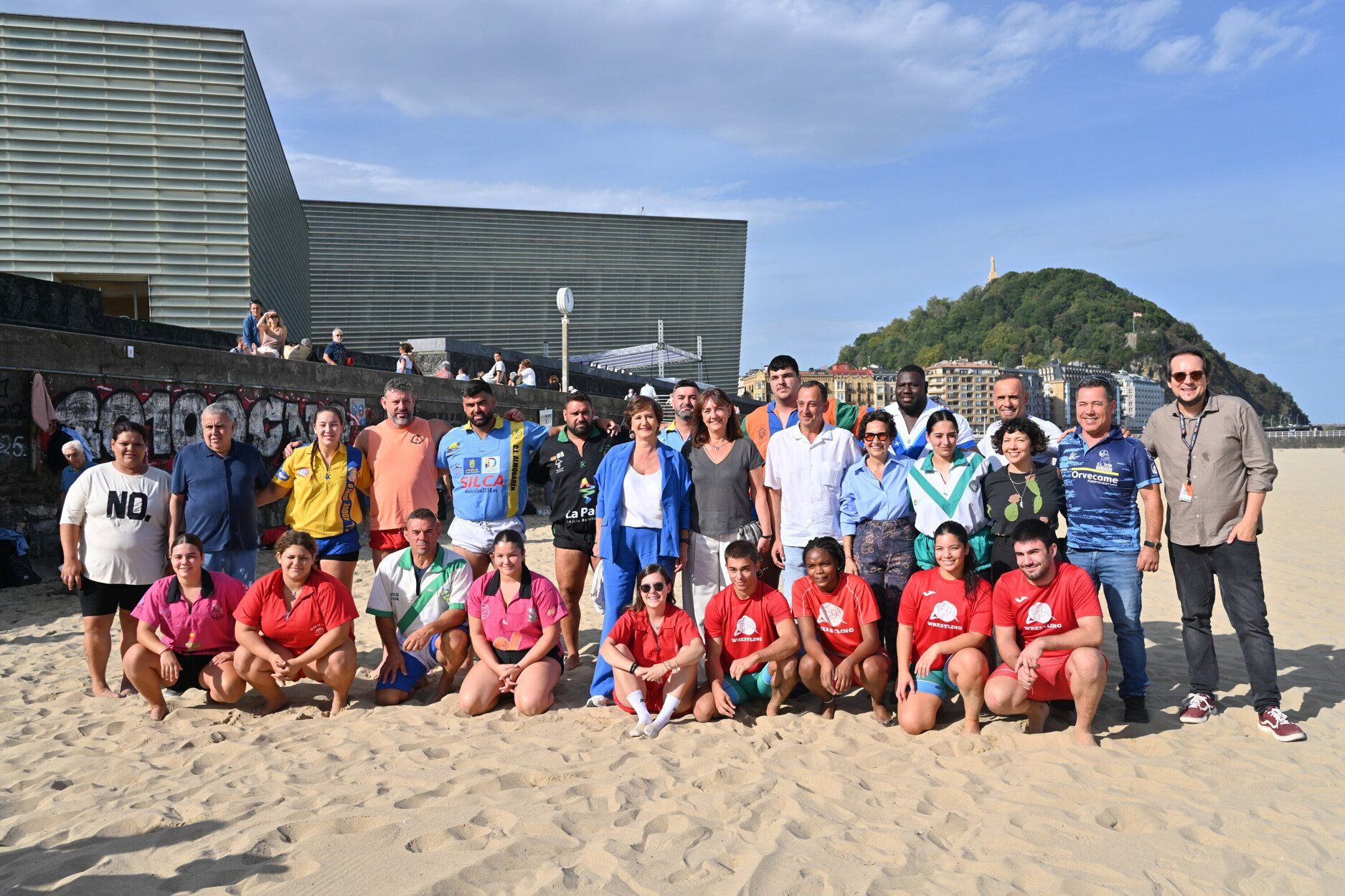 Espectacular exhibición de lucha canaria en la playa de la Zurriola