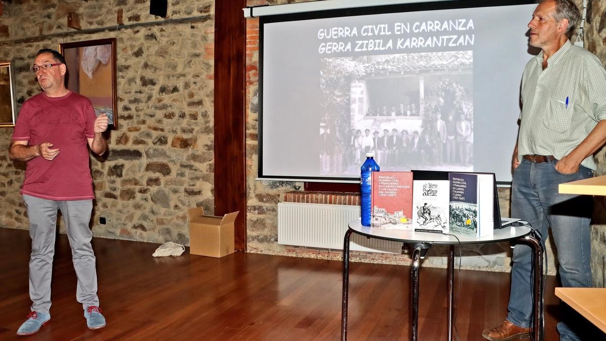 Rafa Arriola (izquierda) y Fernando Obregón, durante la charla en la Kultur Etxea de Karrantza.