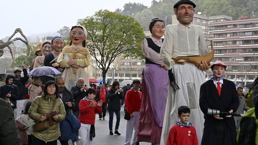 Los gigantes de Bilbao bailan frente al Guggenheim