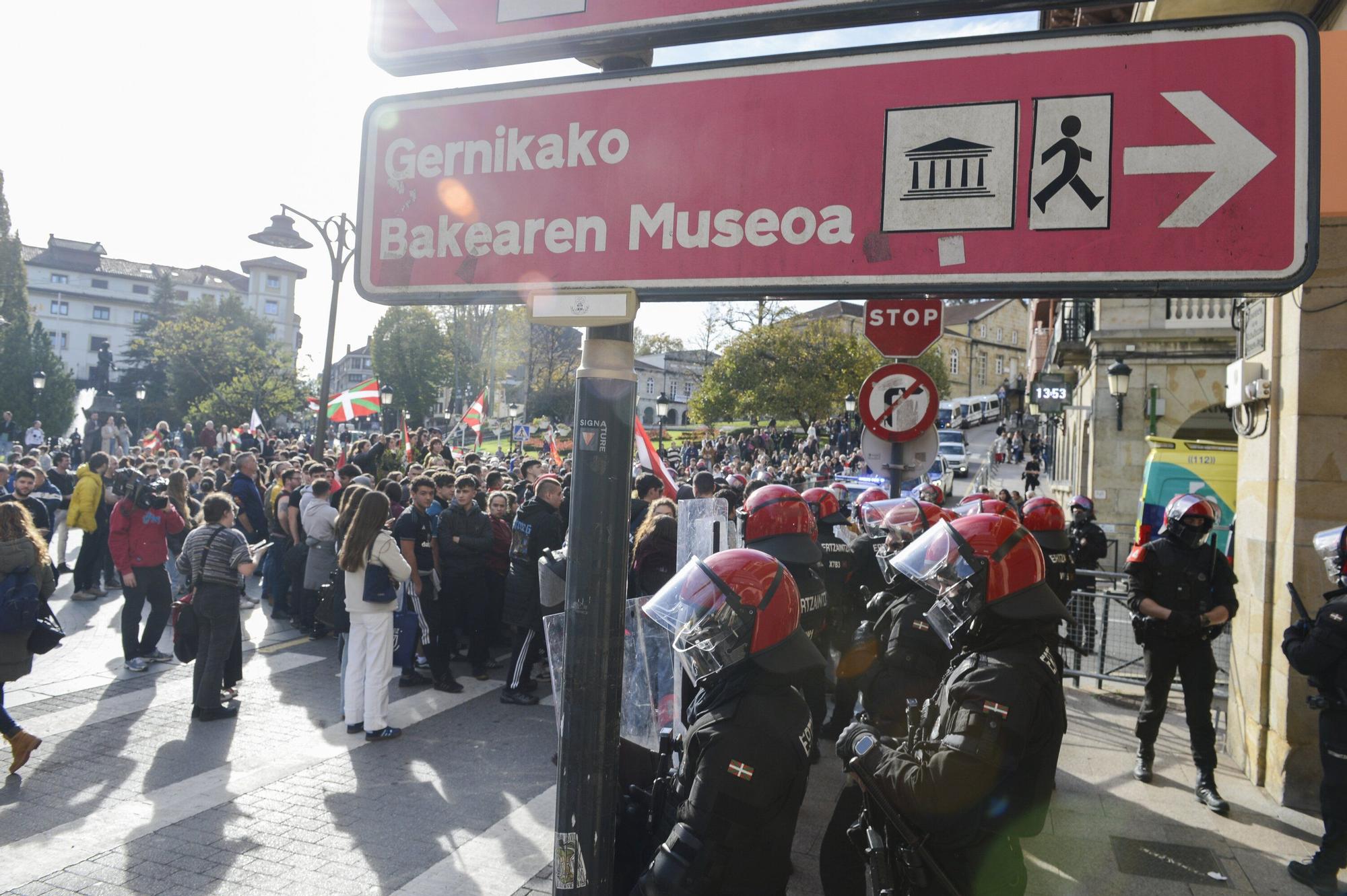 Protestas en Gernika por la visita de Felipe VI