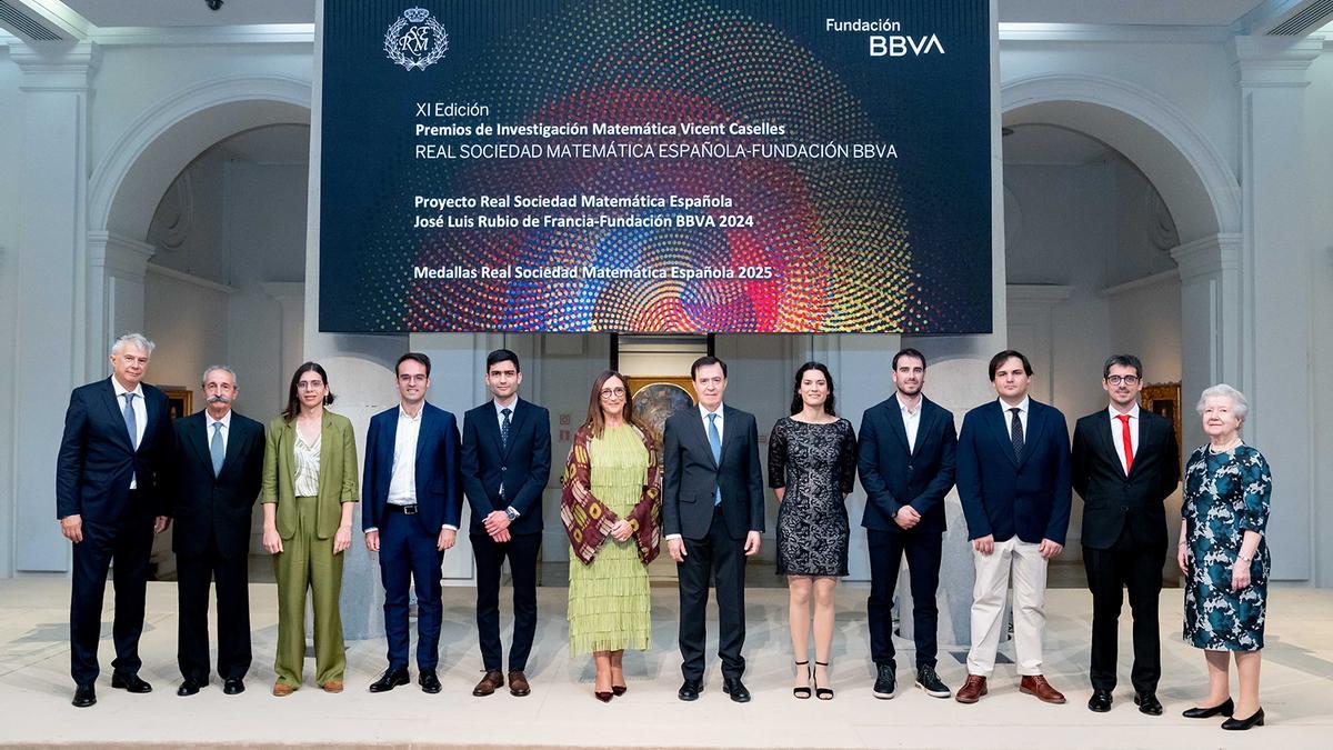 Personas premiadas, en la ceremonia. El profesor de la UPNA, cuarto por la derecha.