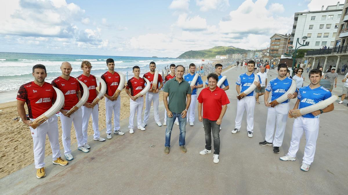 Los remontistas posaron ayer en el Malecón de Zarautz.