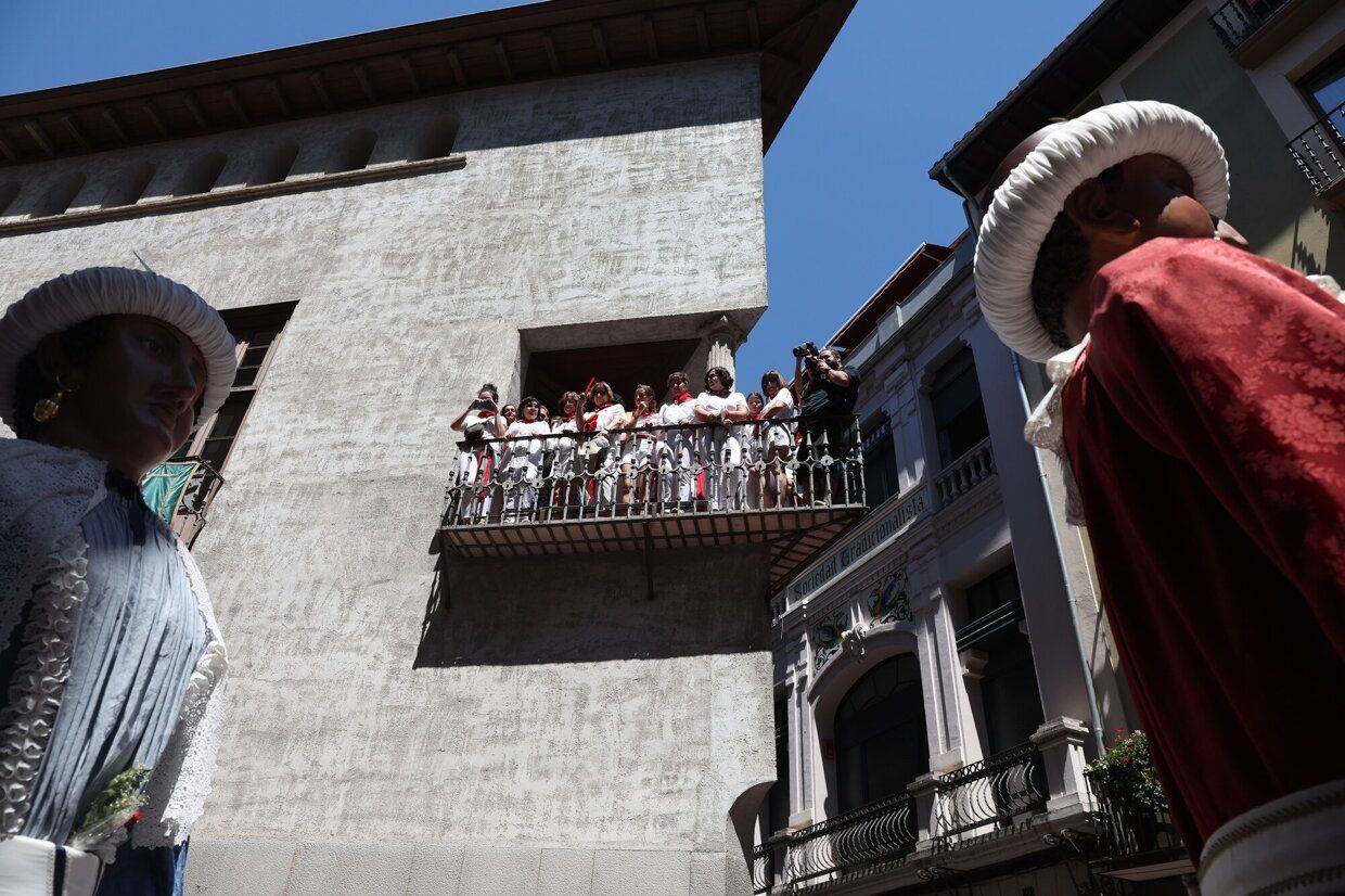 La Asociacion Festa-Los de Bronce entrega el Premio Festa 2022 a las mujeres que impulsaron la desaparición de las llamadas "madrinas" de las peñas en los Sanfermines
