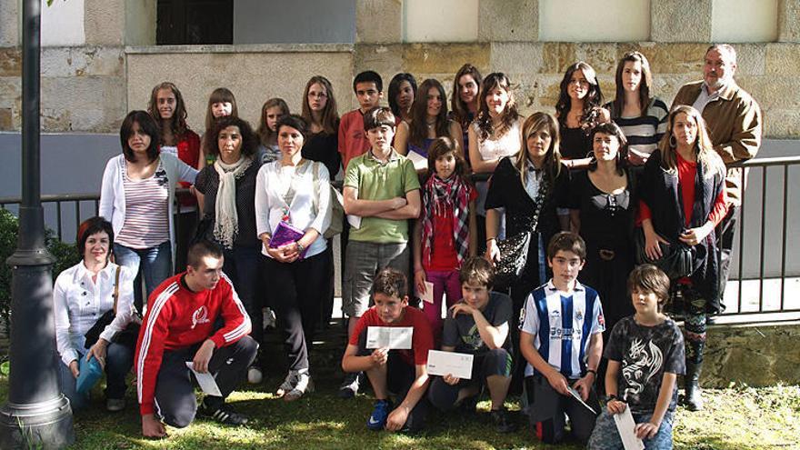 Los premiados en los dos concursos se hicieron una foto de familia tras la entrega de premios.