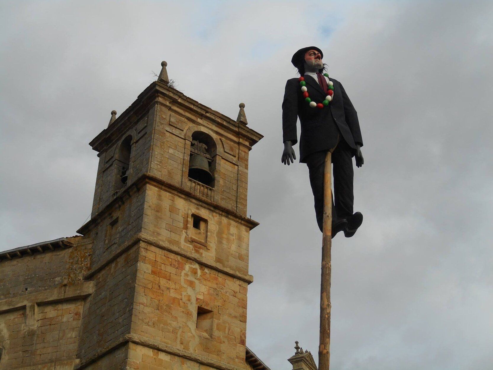 Markitos, amarrado al mástil.