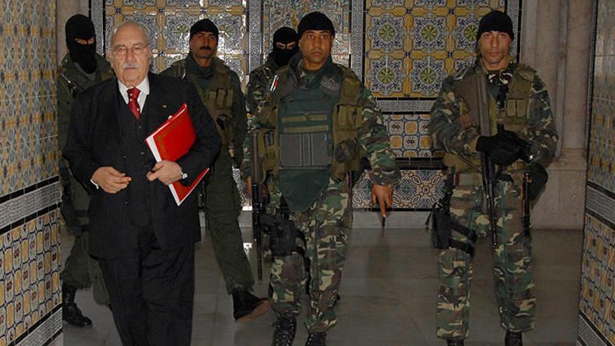 El presidente interino de Túnez, Fouad Mbazaa (i), llega al Palacio de Gobierno de Túnez.