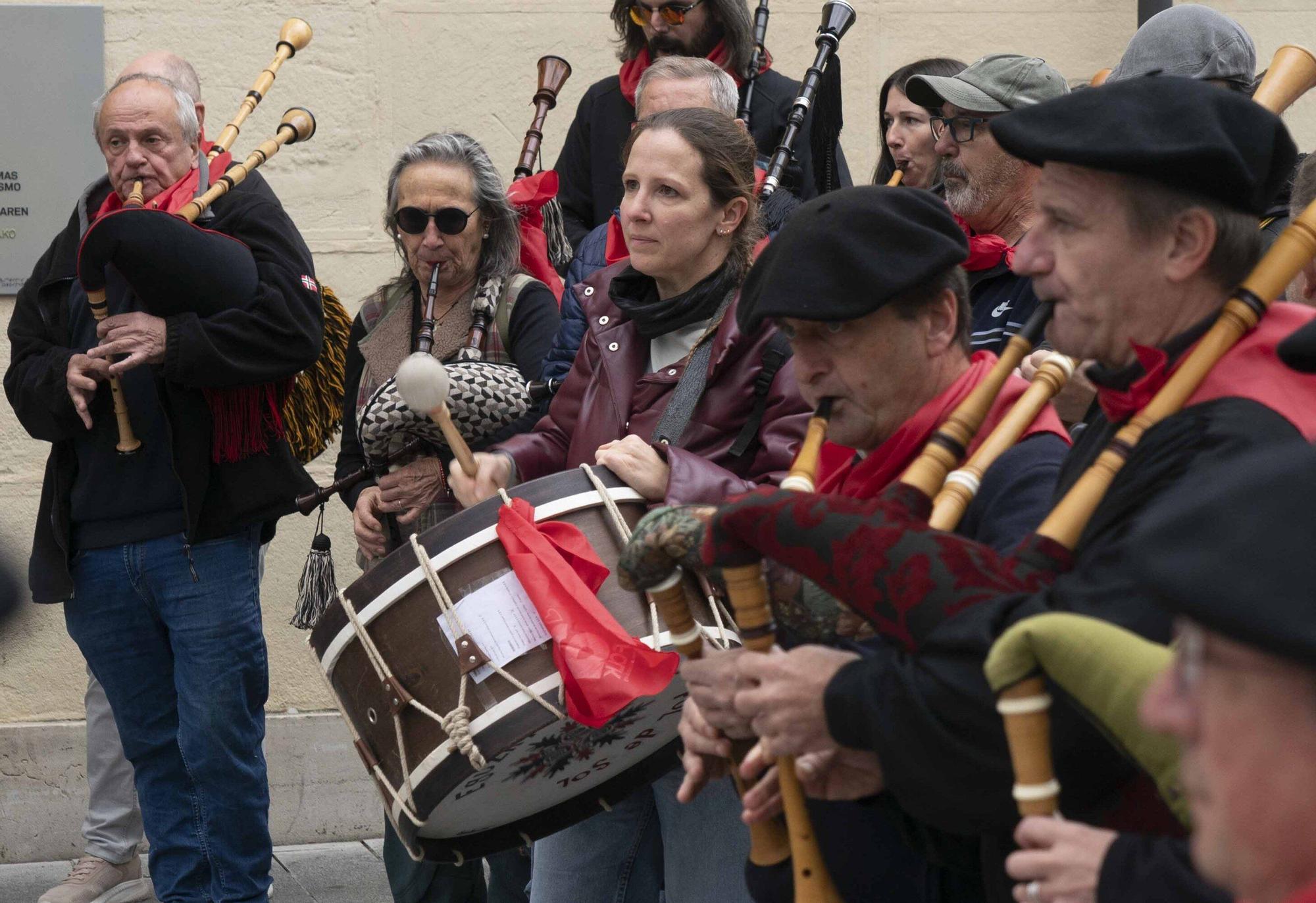 En imágenes: Kalejira por el centro de Vitoria del Aintzina Folk