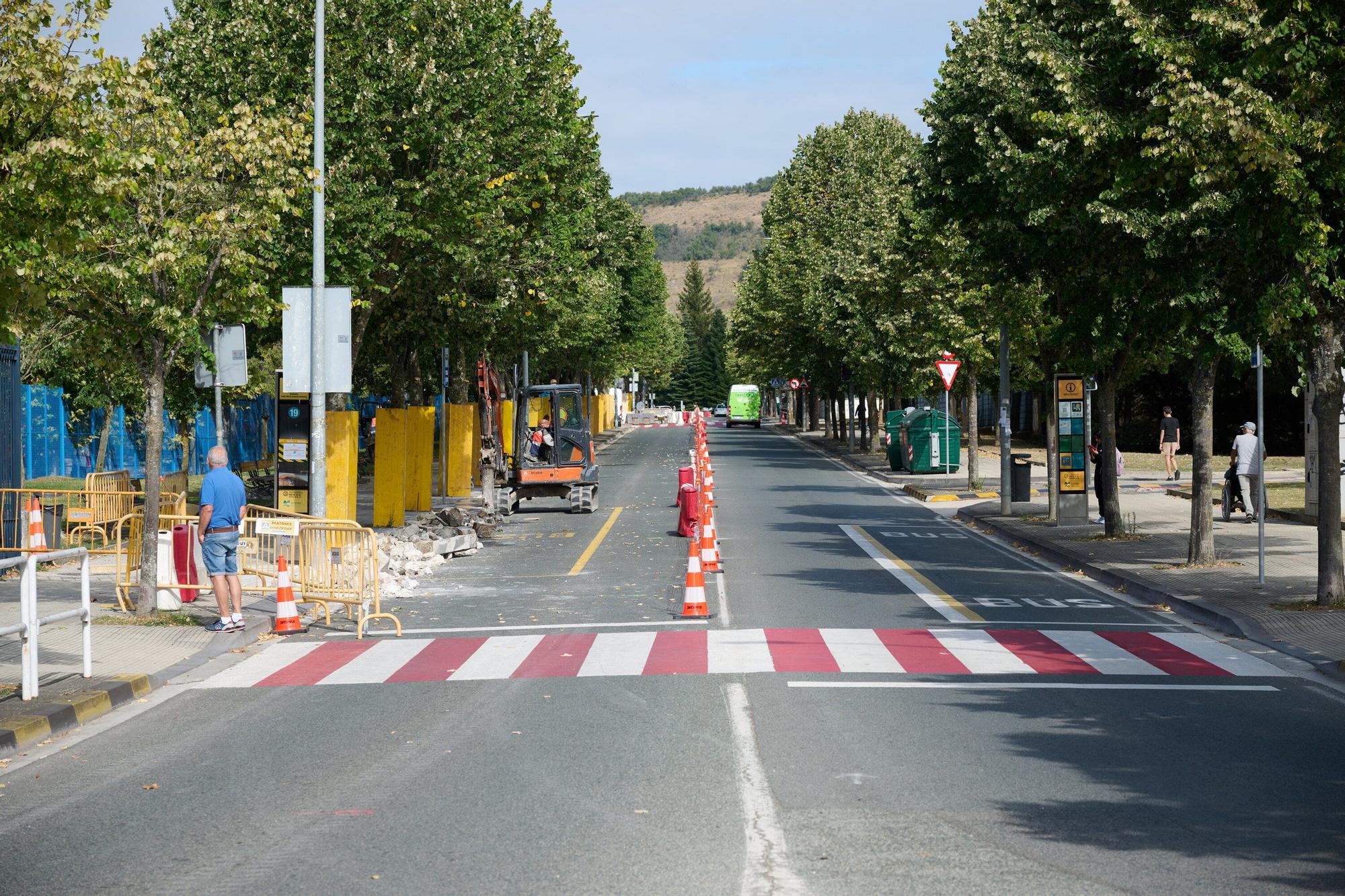 Obras del nuevo carril en calle María Azkarate de Burlada