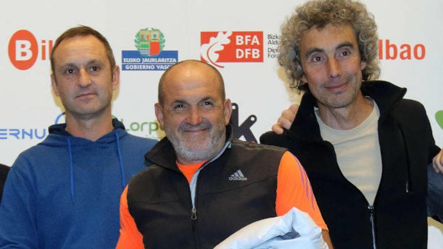 Juanra Madariaga y José Carlos Tamayo flanquean a Juanito Oiarzabal en un acto.