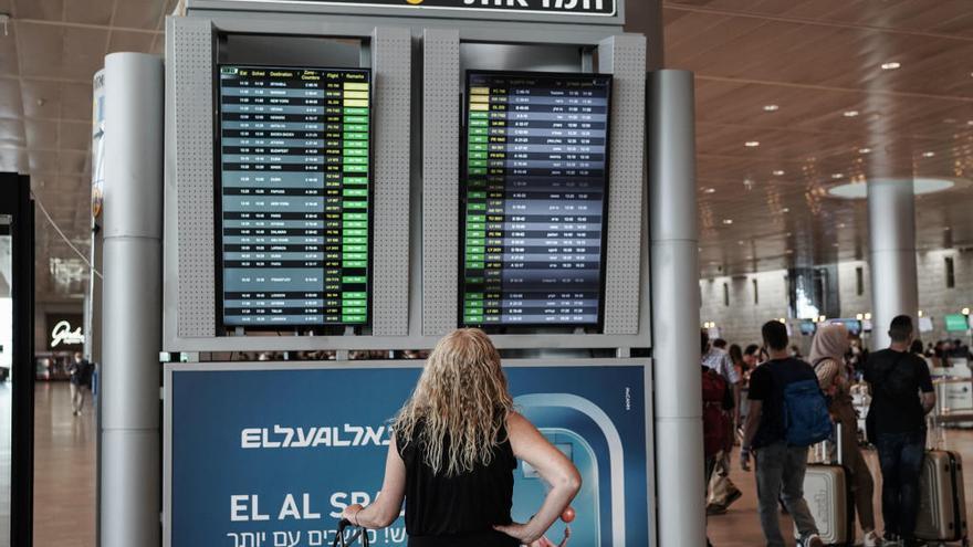 Un viajero revisa la información de salidas en el Aeropuerto Internacional Ben Gurrión de Tel Aviv, Israel.