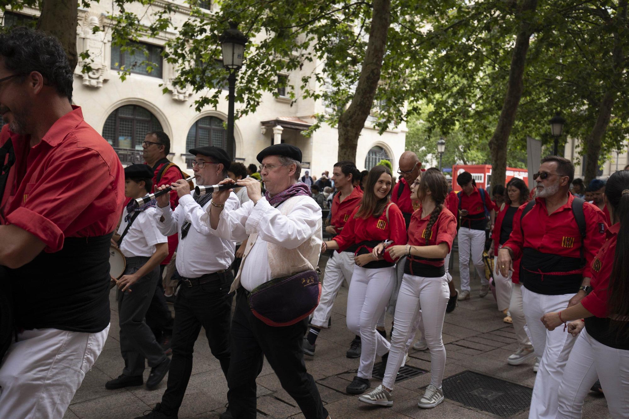 En imágenes: La Plaza Nueva de Vitoria acoge una gran Diada Castellera