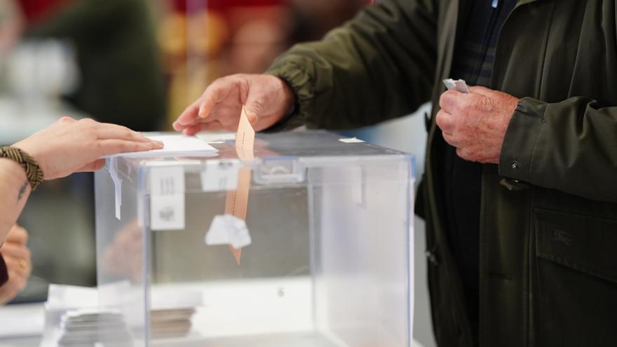 La participación sube 2,2 puntos en Castilla y León hasta las dos de la tarde, casi el 37%