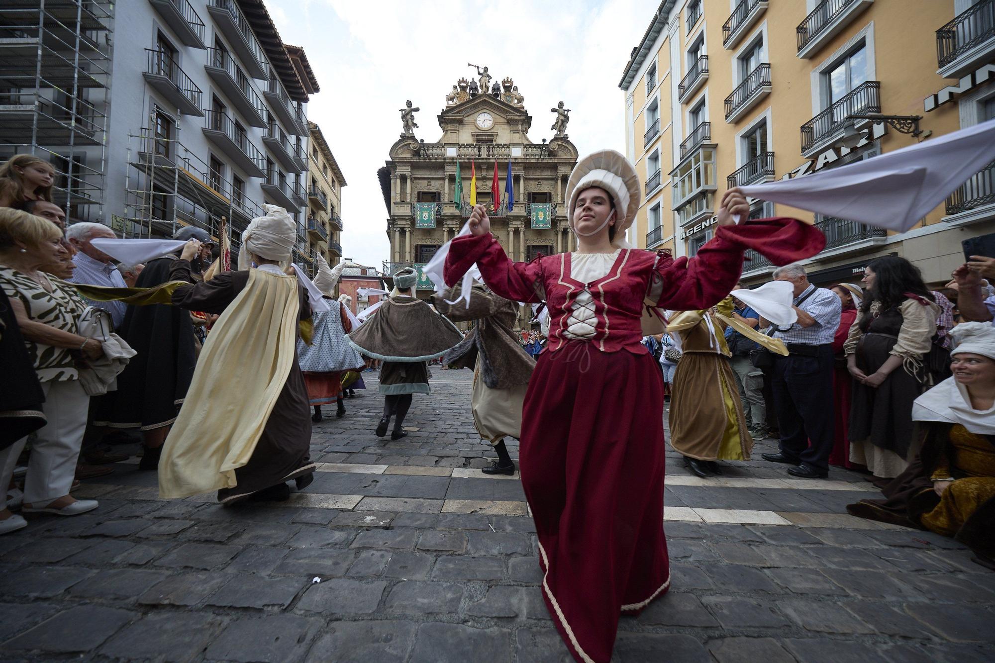 Fotos de la ceremonia de coronación de Carlos III, rey que unificó los tres burgos de Pamplona