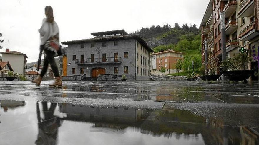 La plaza Madinabeitia es una de las actuaciones urbanísticas acometidas por Alonsotegi Eraikiz.