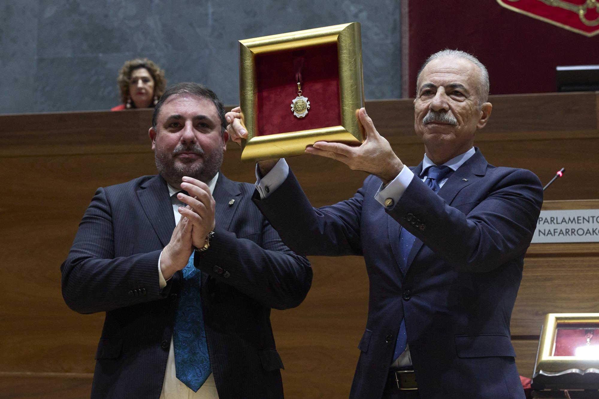 Fotos de la entrega de la Medalla de Oro del Parlamento de Navarra, un "premio a la dignidad del pueblo palestino"