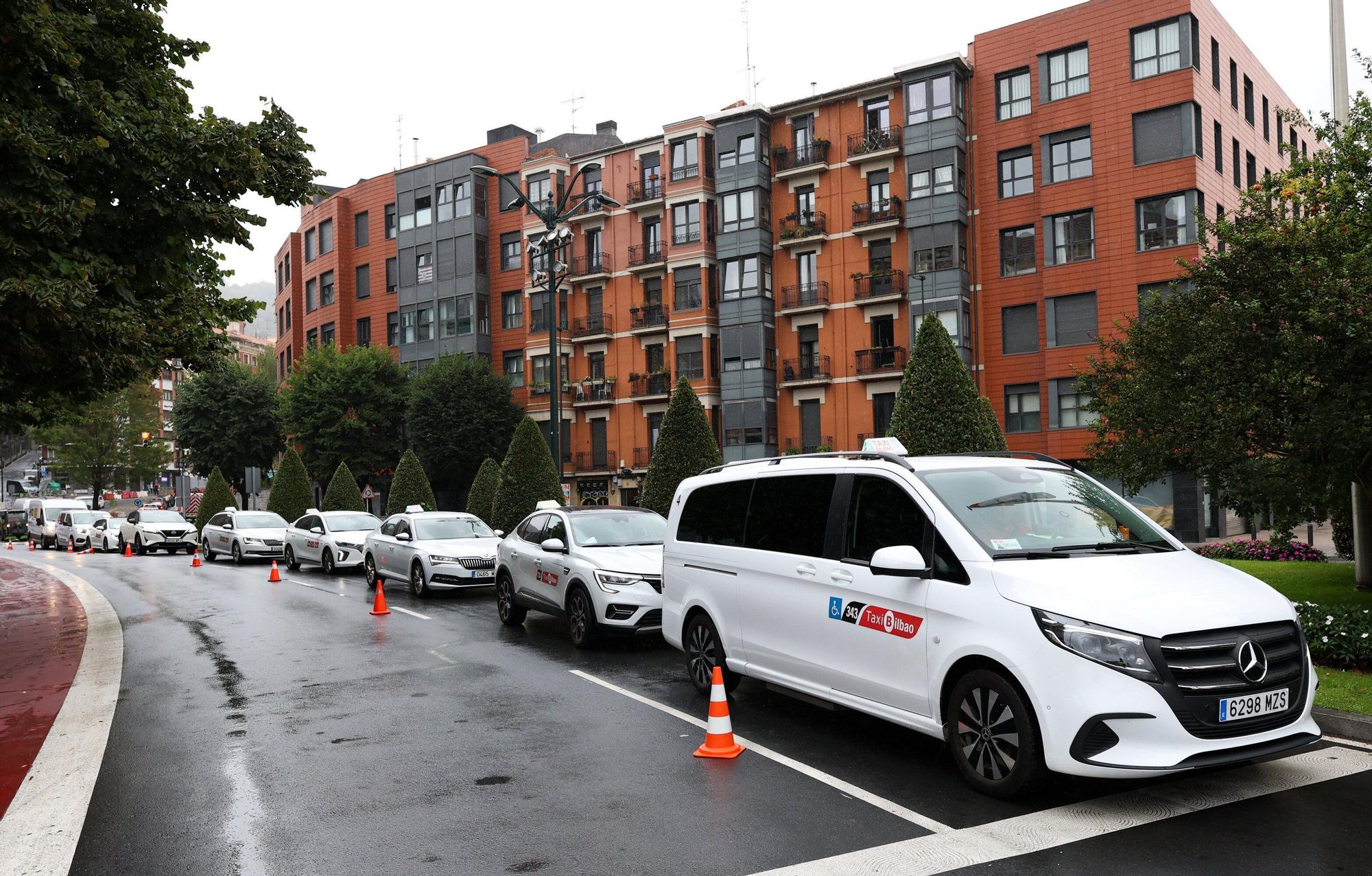 En imágenes: Taxistas reclaman en Bilbao inspecciones a Uber y Cabify