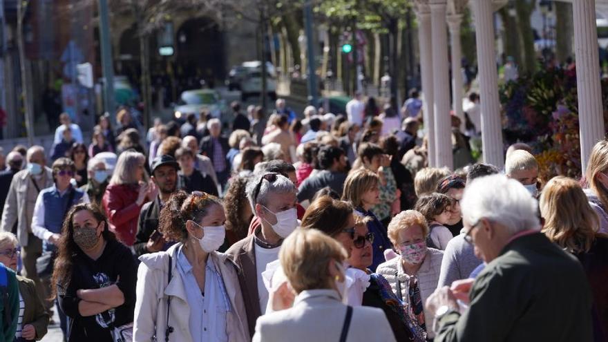 El mercado de las flores del Arenal ha congregado a una gran cantidad de personas.