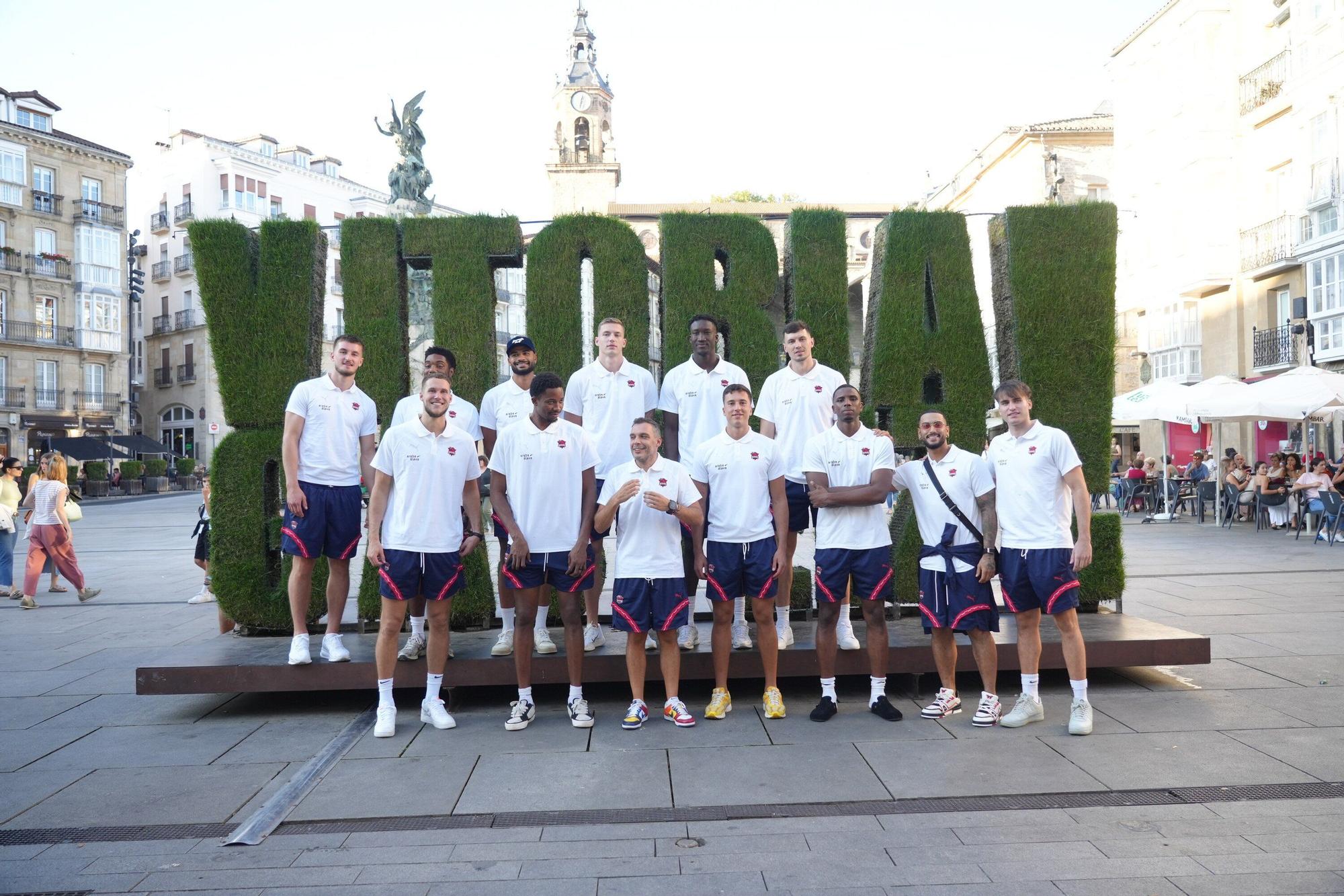 En imágenes: El Baskonia se da un baño de masas en la firma de autógrafos