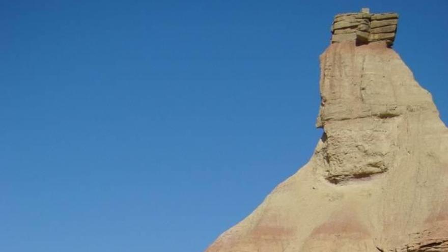 Un grupo de turistas incumple las normas y trepa por el cabezo de Castildetierra.