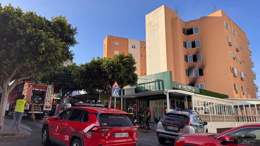Al menos dos muertos y 24 heridos, entre ellos ocho bomberos, en un incendio en un bloque de viviendas de Magaluf