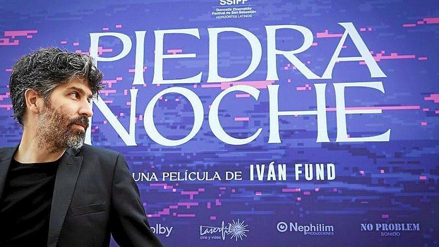 El director Iván Fund posa con el cartel del filme, ayer. Foto: Efe