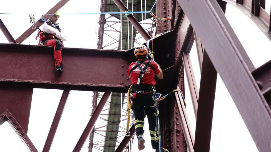Doce equipos de bomberos muestran sus habilidades de rescate en el Puente Colgante