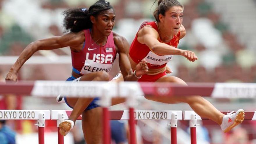 Teresa Errandonea y Christina Clemons compiten por las rondas clasificatorias femeninas de 100m con vallas. EFE